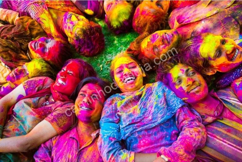 amigos-holi-foto Grupo de amigos registrando um momento divertido durante a celebração de Holi