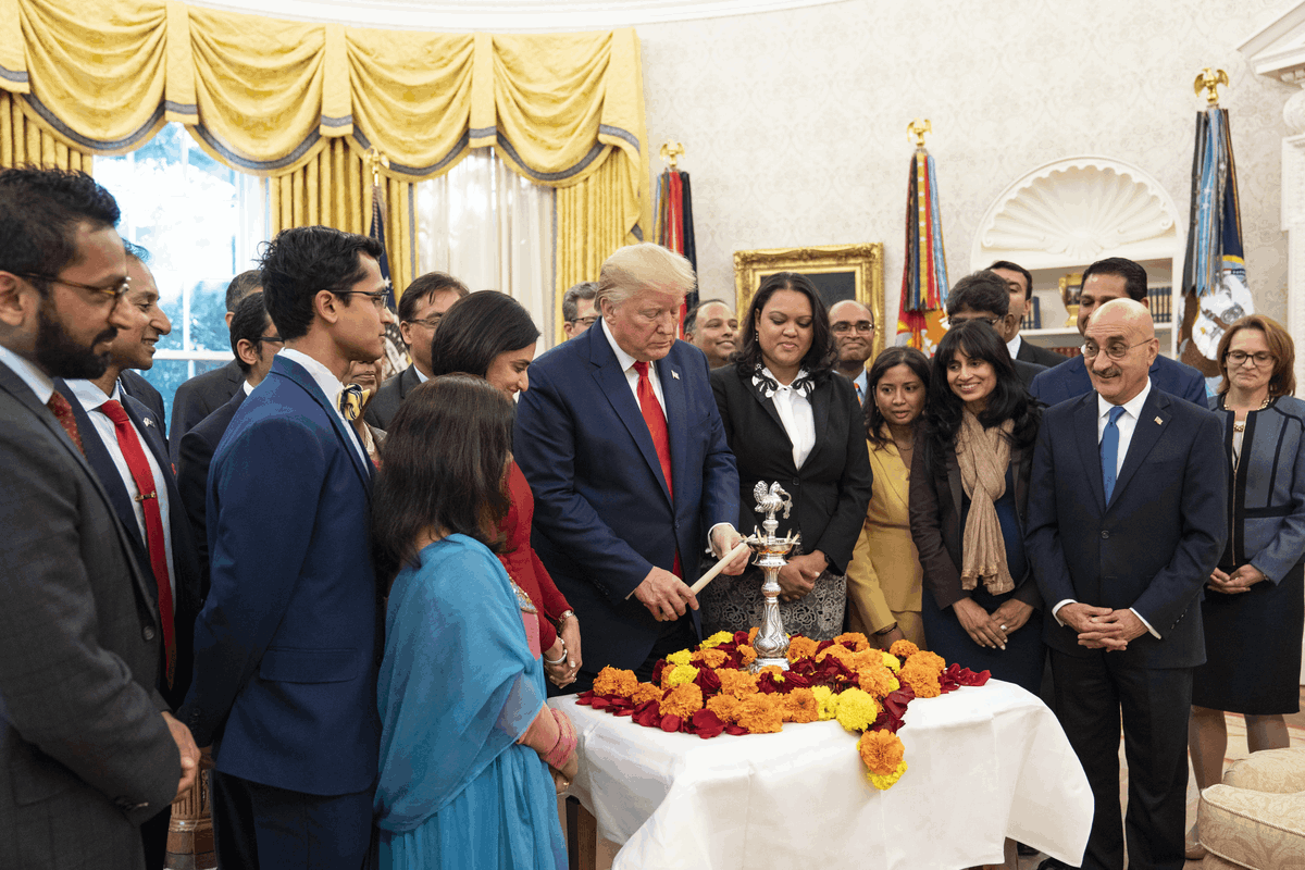 O presidente dos Estados Unidos, Donald Trump, celebra Diwali na Casa Branca em 2019 durante um evento oficial