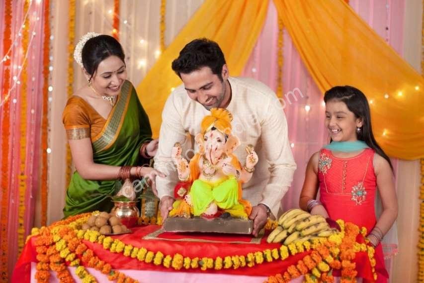 Família instalando a estátua de Ganesha em casa durante Ganesh Chaturthi