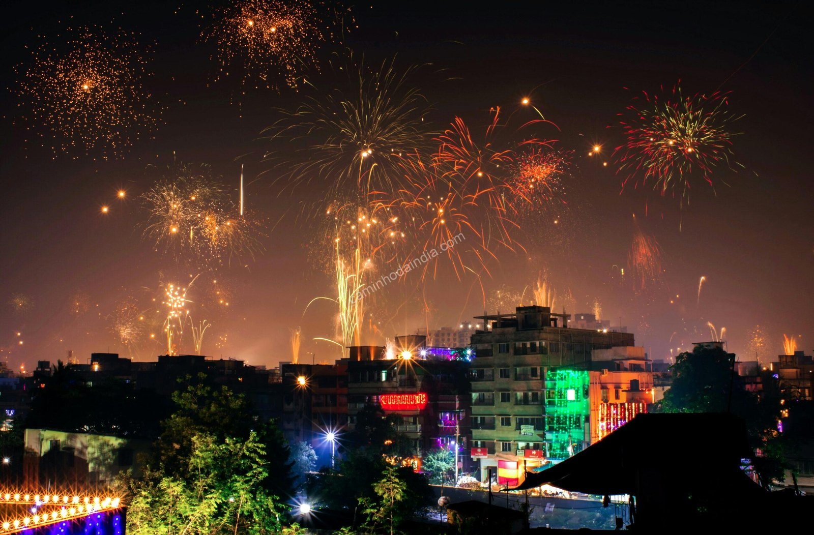 Fogos de artifício coloridos no céu à noite