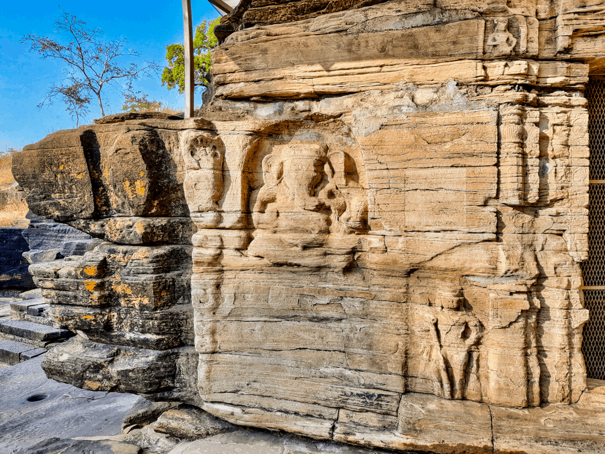 ganapati-escultura-rocha-cavernas-udyagiri-periodo-gupta Escultura de Ganapati talhada na rocha nas cavernas de Udayagiri durante o Império Gupta, séculos IV–V d.C.