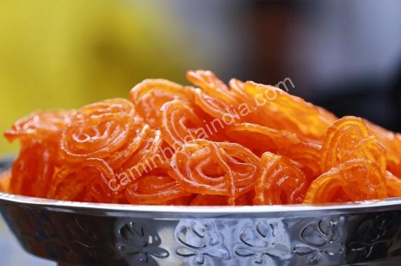 Jalebi fresca e crocante preparada especialmente para celebrar o festival Holi