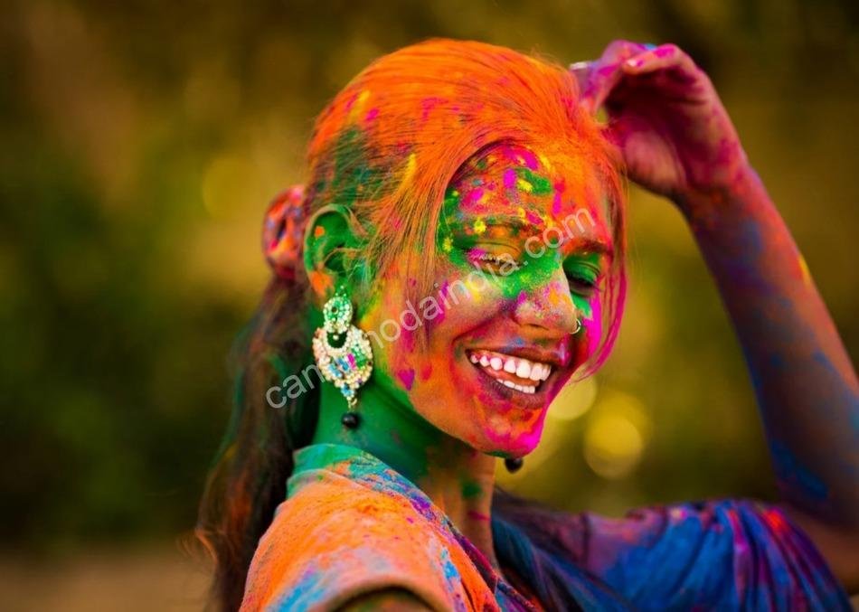 menina-brincando-holi Menina sorridente jogando pó colorido na festa de Holi