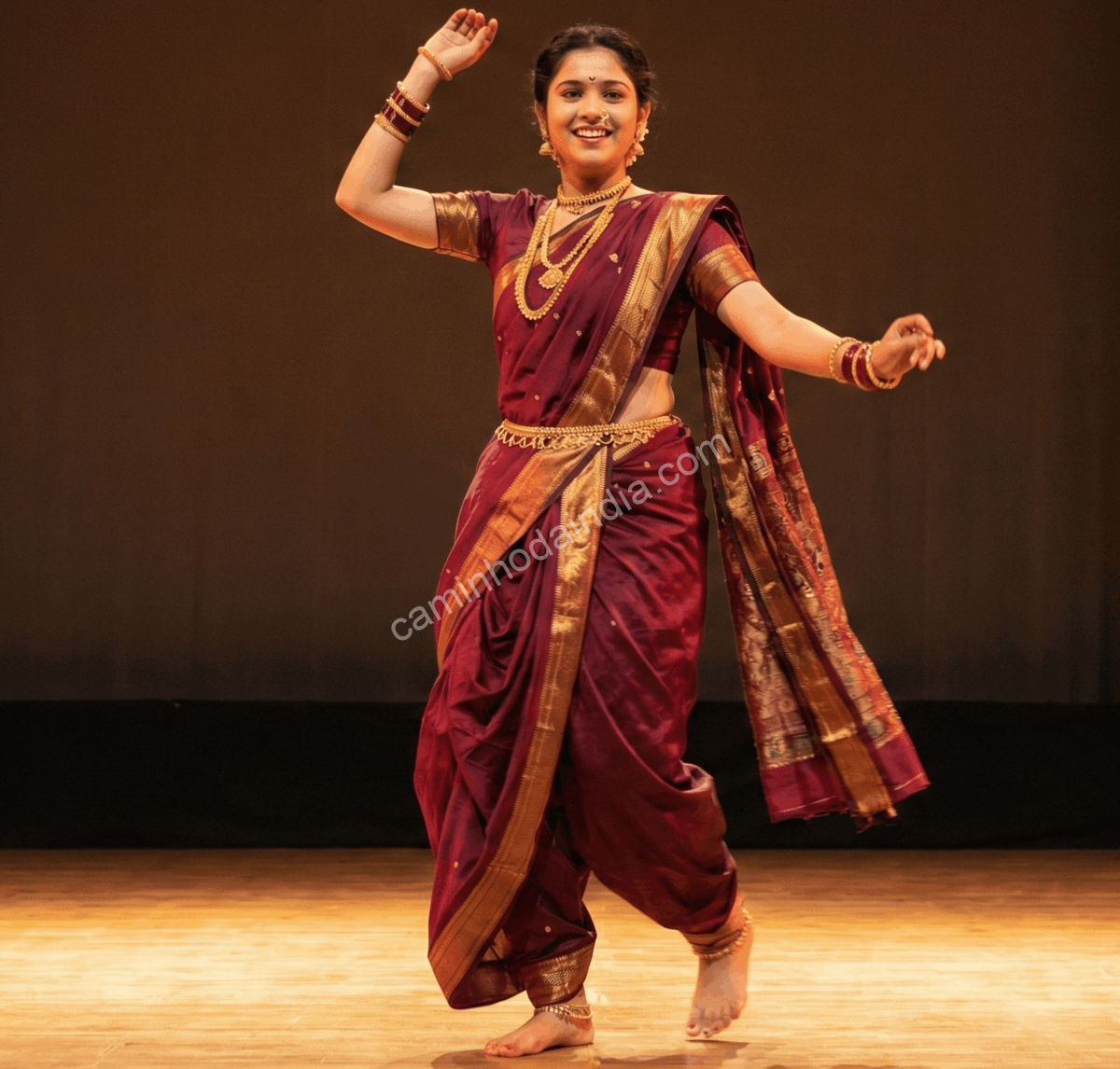 Menina dançando com traje tradicional durante eventos culturais organizados por diferentes mandaps no Ganesh Chaturthi