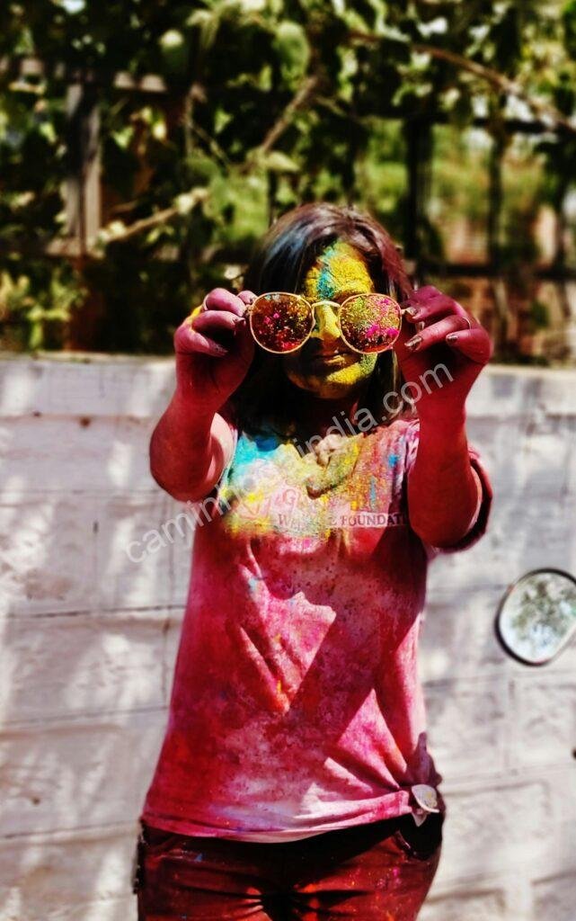 menina-indiana-aproveitando-holi