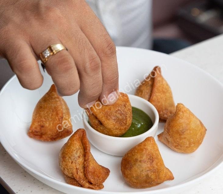 Mini samosas crocantes acompanhadas de chutney indiano fresco e saboroso