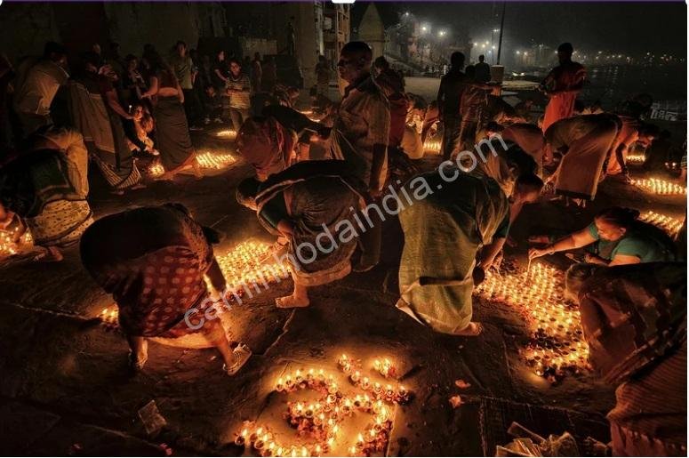 mulheres-colocando-diyas-templos-diwali Mulheres colocando diyas ao redor do templo durante o festival de Diwali