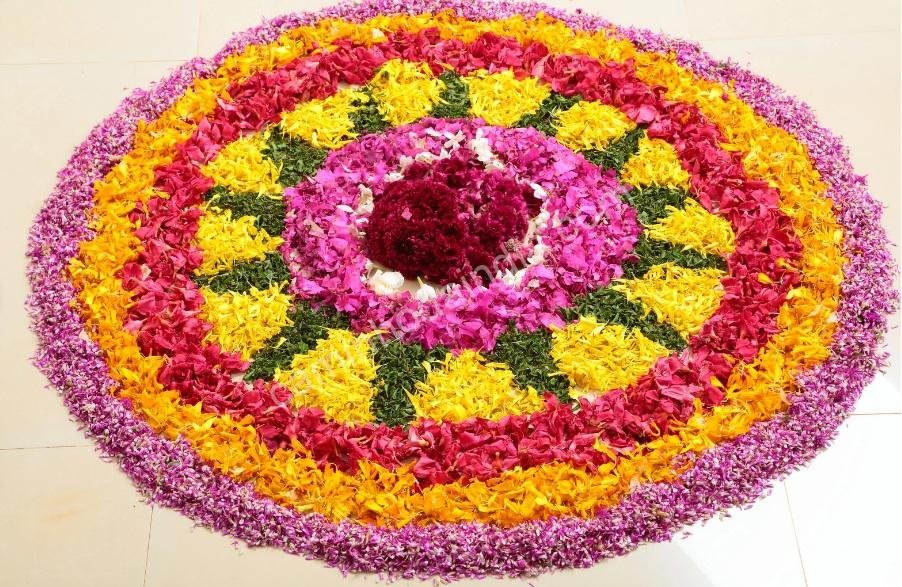 pookalam-decoracao-flores Pookalam feito com flores coloridas, decoração típica do festival de Onam em Kerala