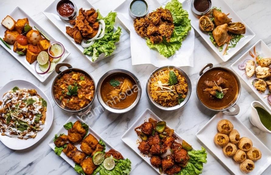 Samosa servida com outros pratos indianos em um restaurante