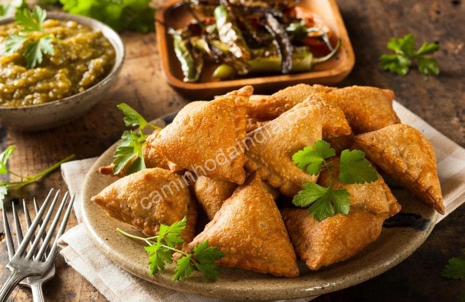 Samosa crocante servida em restaurante indiano