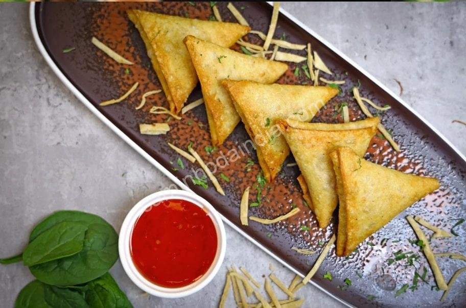 Pequenas samosas doces servidas como sobremesa