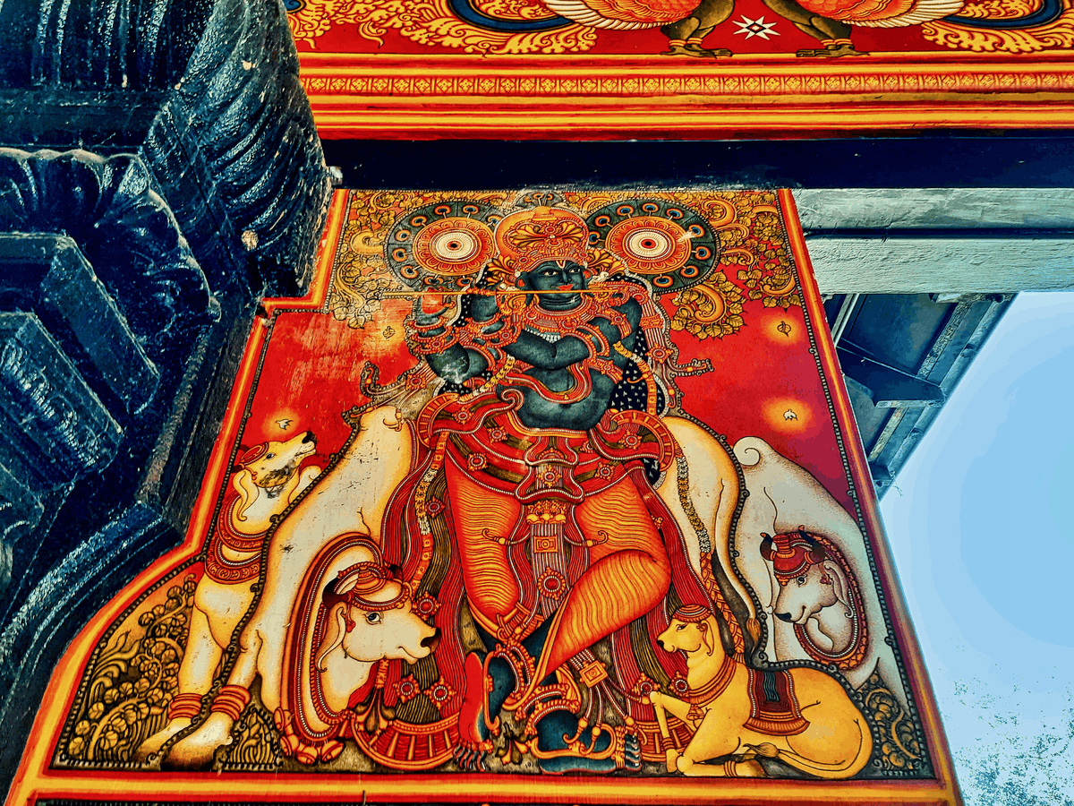 templo-haripad-subrahmanya-swami-kerala-foto-sarah-welch O templo Haripad Subrahmanya Swami, em Kerala, é um importante centro de devoção a Subrahmanya, conhecido por sua arquitetura clássica e profundo significado espiritual, com pintura de Krishna tocando flauta em seu interior | Foto: Sarah Welch