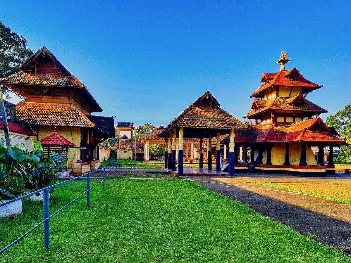 O Templo Shri Vallabha, em Thiruvalla, é um dos mais antigos e importantes santuários do Kerala, dedicado a Sreevallabha, uma forma de Vishnu venerada por sua majestade e tradição ritual única