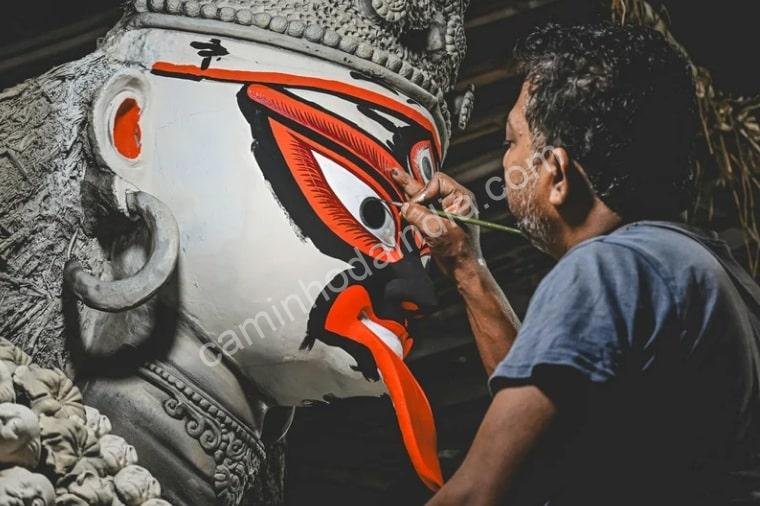 artista_pintando_idolo_durga Com dedicação e arte, o ídolo de Durga ganha vida meses antes da grande celebração da Durga Pooja