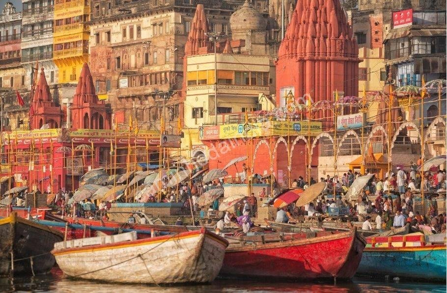 cidade-sagrada-de-varanasi-india Vista da cidade sagrada de Varanasi na Índia, com ghats às margens do rio Ganges, símbolo de fé e devoção