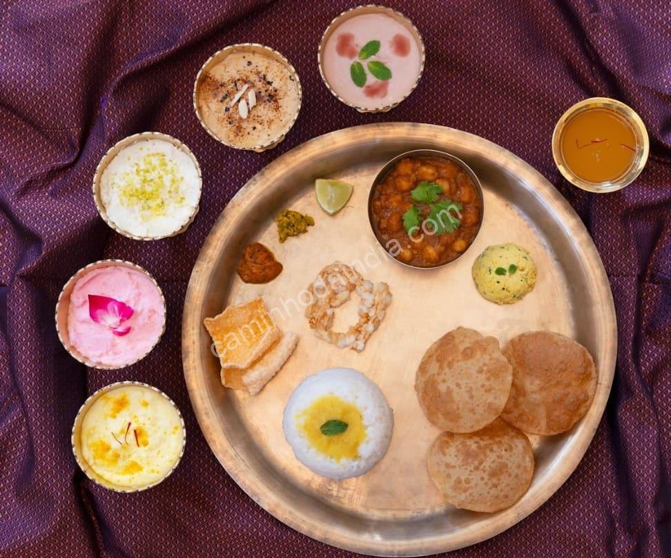 comidas-tradicionais-gudi-padwa Variedade de pratos tradicionais servidos durante o festival Gudi Padwa, incluindo puran poli, chana, e doces típicos