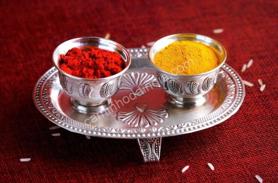 haldi-kumkum-thali-makar-sankranti Thali tradicional com haldi e kumkum durante as celebrações de Makar Sankranti