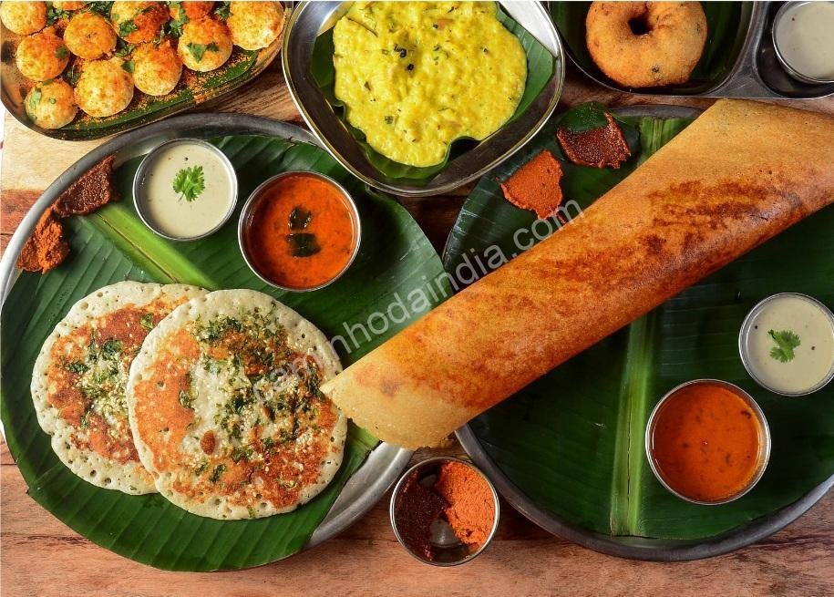 idli-dosa-picante-chutney Idli e dosa picantes servidos com chutney, prato tradicional do sul da Índia