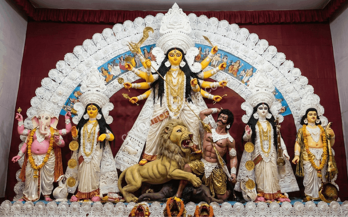Ídolo da Deusa Durga em um mandap em Bengala durante a Durga Puja