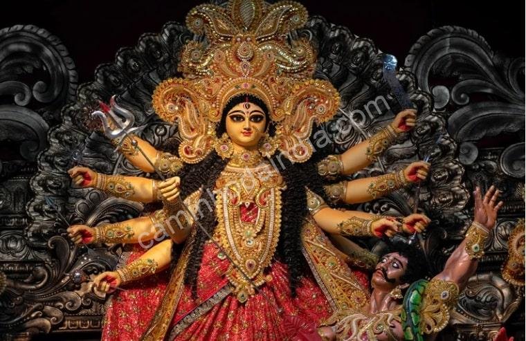 idolo_durga_mandap Deusa Durga adornada durante a Durga Puja em Bengala