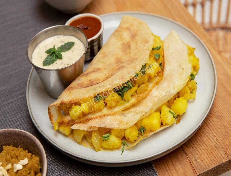 Masala dosa com recheio de batata temperada, prato tradicional do sul da Índia