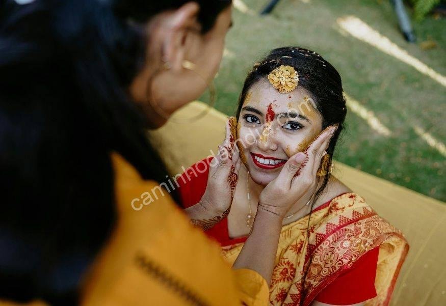 mulheres-celebrando-haldi-kumkum Grupo de mulheres celebrando Haldi Kumkum, trocando pó colorido e compartilhando momentos festivos
