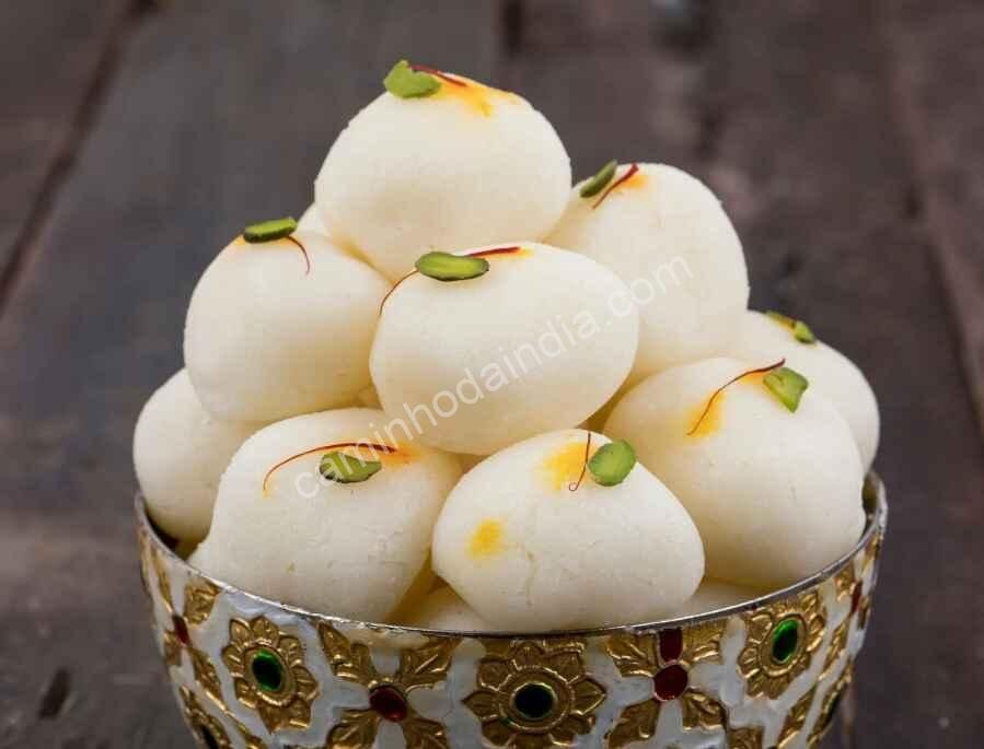 pilha-de-rasgullas-tigela Pilha de rasgullas servidas em uma tigela, doce indiano tradicional.