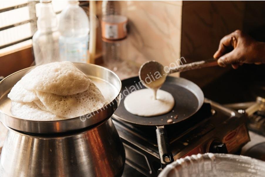 Preparando dosa fresca em restaurante indiano, prato tradicional do sul da Índia