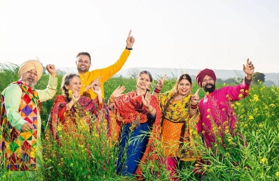 punjabis-dancando-na-fazenda makar sankranti na índia