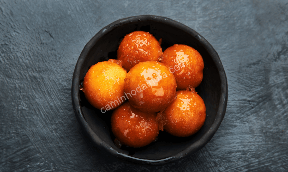Rasgulla de morango em calda rosada aromatizada com polpa da fruta