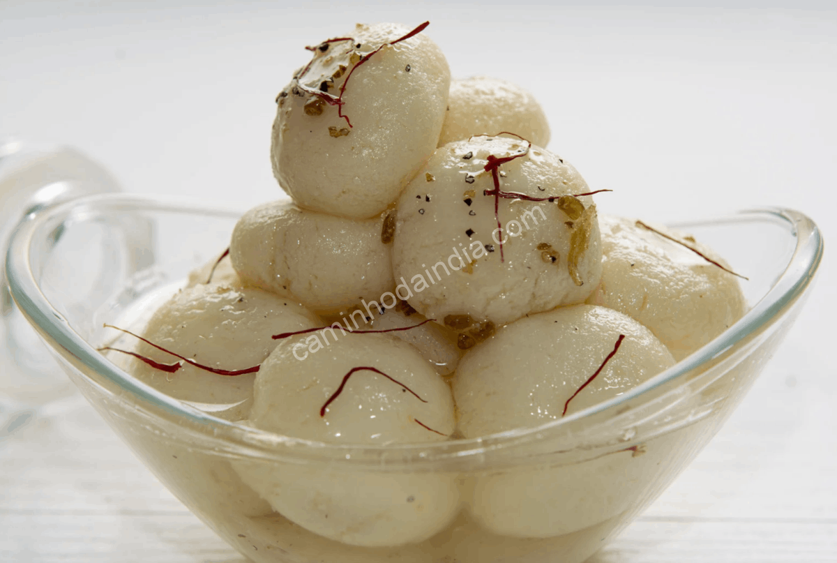rasgulla-decorado-com-acafrao-kesar Rasgulla decorado com fios de açafrão sobre a superfície