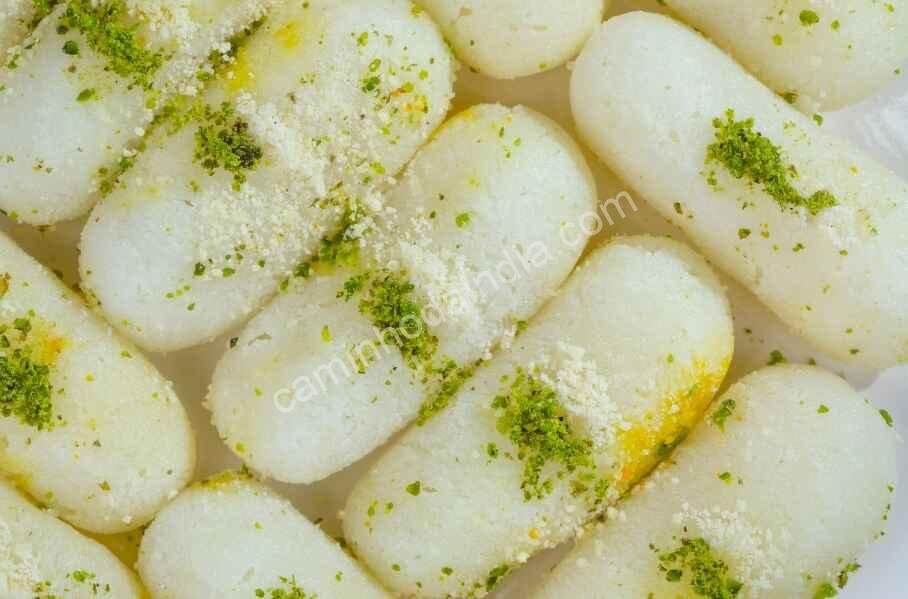 rasgulla-em-diferentes-formas Rasgulla apresentado em formatos variados, mostrando a criatividade na preparação do doce indiano.