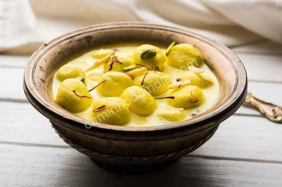 Rasgulla servido em uma tigela com calda doce tradicional indiana
