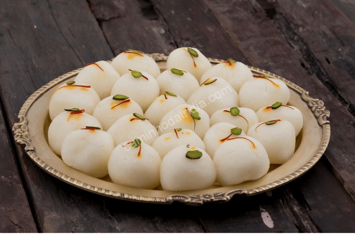 Rasgullas servidos em um prato, doce indiano tradicional pronto para saborear.