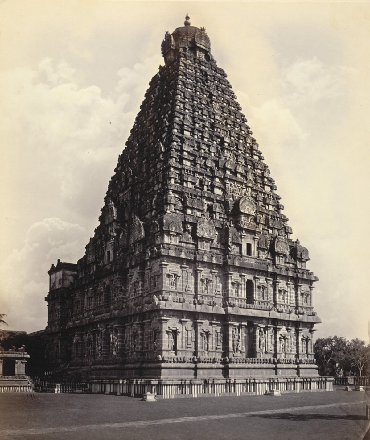templo-brihadeeswarar-thanjavur-foto-1868 Fotografia histórica de 1868 do Templo Brihadeeswarar, em Thanjavur, uma obra-prima da arquitetura Chola dedicada a Shiva, reconhecida pela sua torre vimana monumental e pela sofisticação técnica alcançada no sul da Índia medieval
