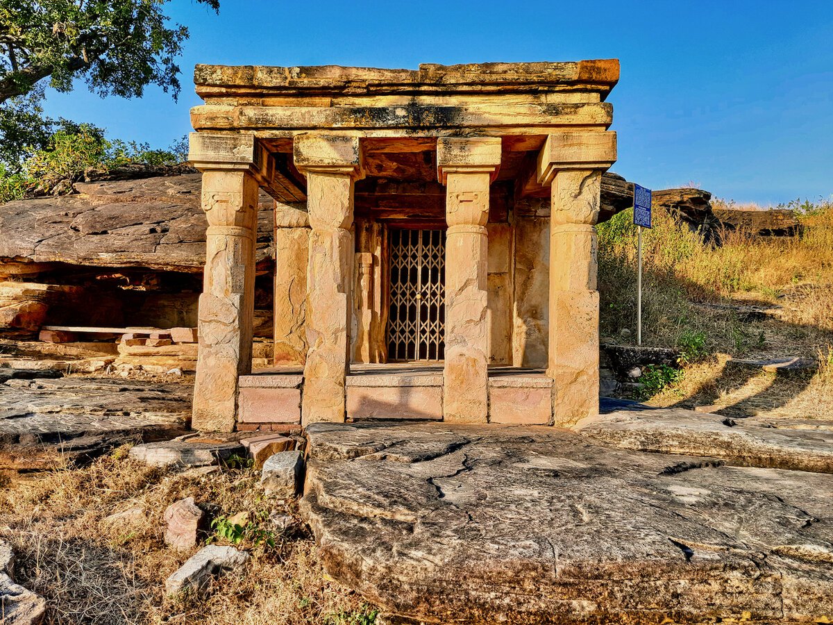 templo-de-surya-cavernas-de-udayagiri Templo de Surya nas Cavernas de Udayagiri, associado ao culto solar e à arte rupestre da Índia antiga