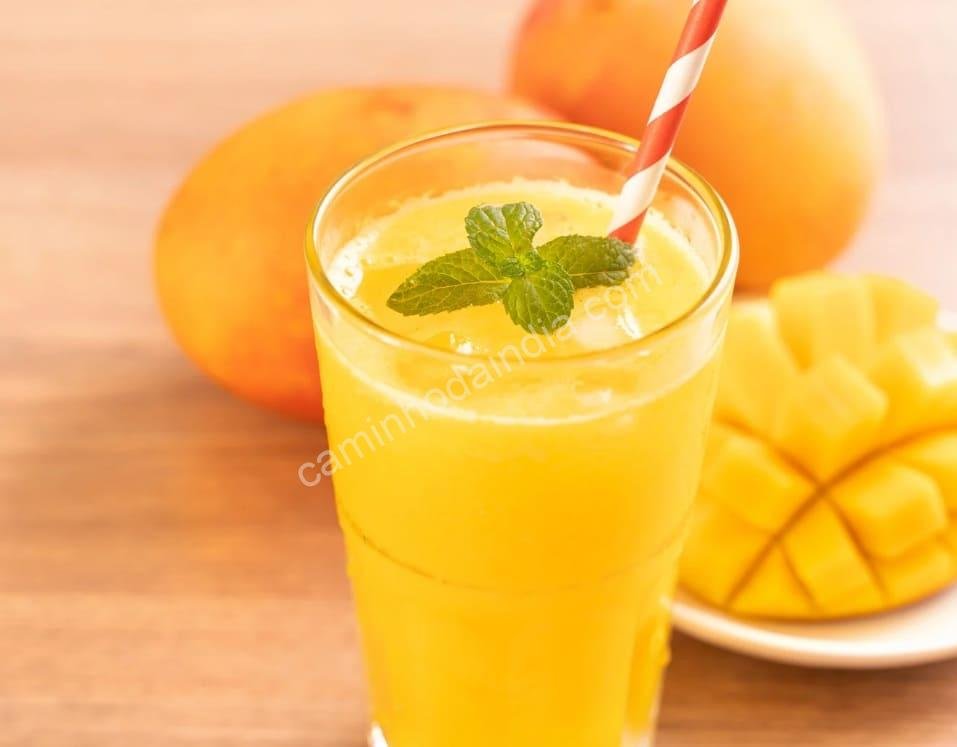aamras-preparado-com-agua-servido-em-copo Aamras leve feito com água, servido em copo, uma versão refrescante da clássica sobremesa indiana de manga