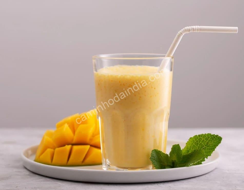 Aamras Índia feito com leite, servido em copo, uma variação cremosa e nutritiva da tradicional bebida de manga indiana