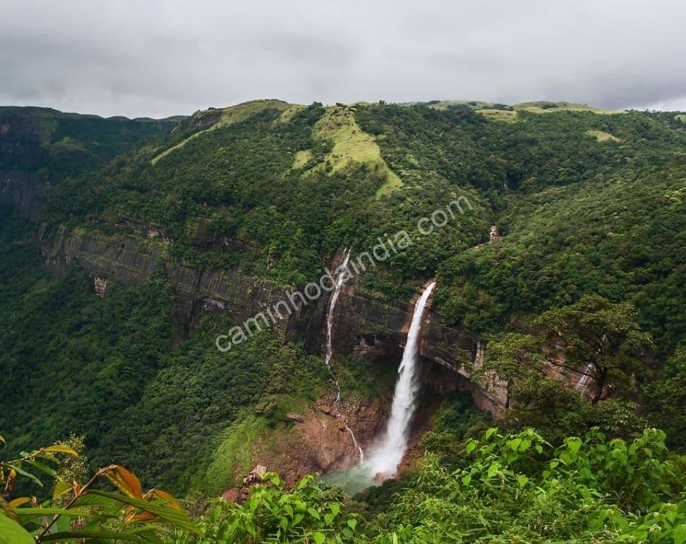 cachoeira-ghats-ocidentais-temporada-chuva Cachoeira exuberante nos Ghats Ocidentais da Índia durante a temporada de chuvas, com vegetação verde intensa
