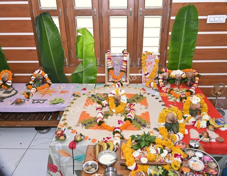 decoracao-de-pooja-dentro-de-casa Decoração tradicional de pooja em casa, simbolizando pureza, devoção e boas energias