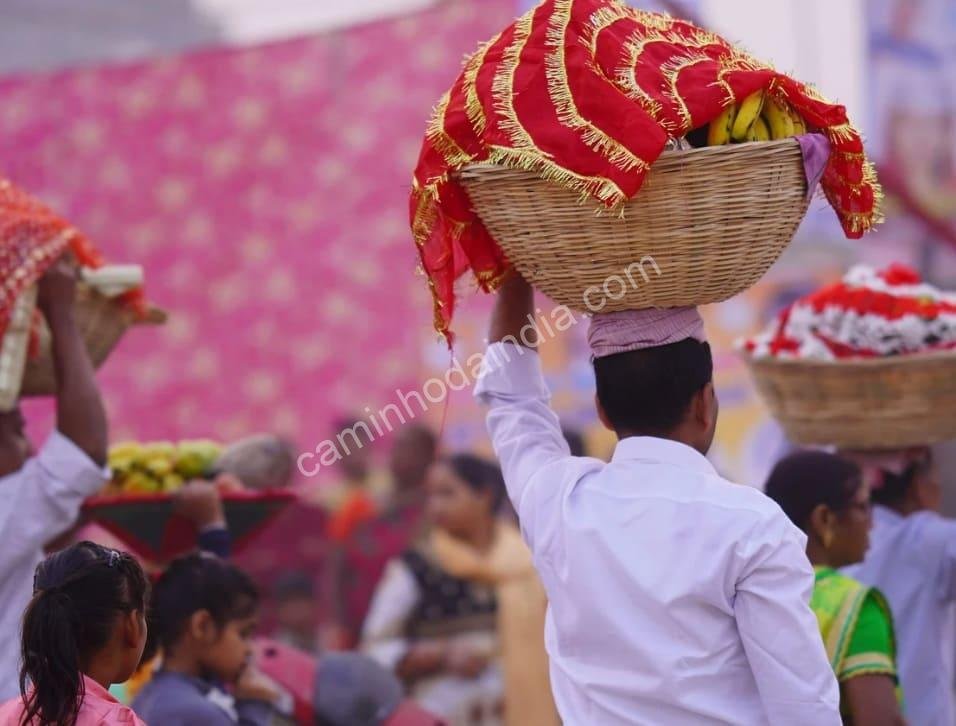 devotos-carregando-cestas-de-frutas-chhath-pooja Devotos levando cestas de frutas para o rio durante o Chhath Pooja, em um gesto de fé e gratidão ao deus Sol