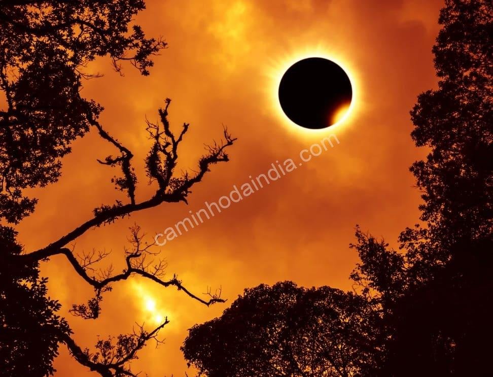 Eclipse solar com a Lua cobrindo parcialmente o Sol, criando um anel de luz no céu
