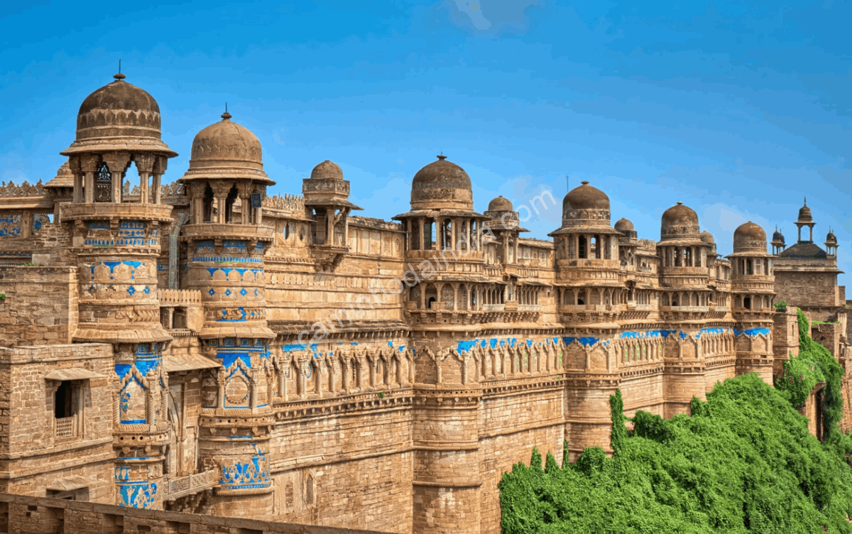 Forte de Gwalior, em Madhya Pradesh, onde o Templo Chaturbhuj preserva a mais antiga inscrição conhecida do zero como símbolo