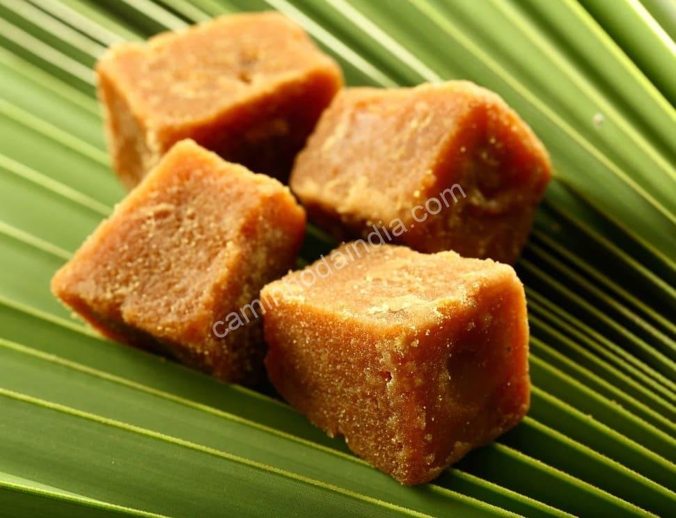 gud-açucar-natural-indiano Jaggery, conhecido como gud na Índia, é um adoçante natural tradicional usado em doces e rituais festivos