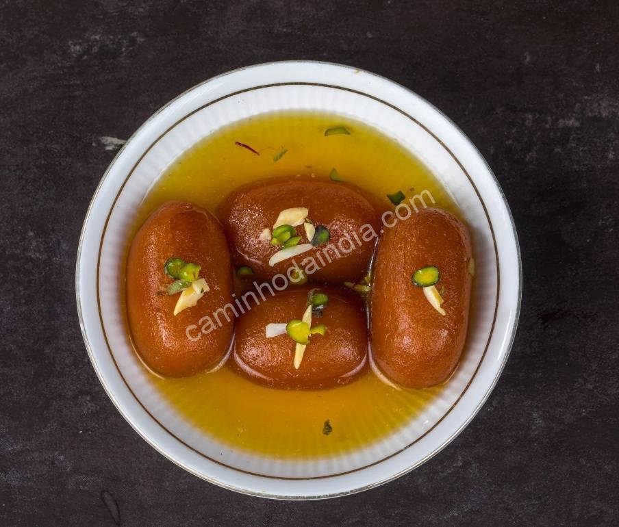 Gulab Jamun alongado servido em calda doce