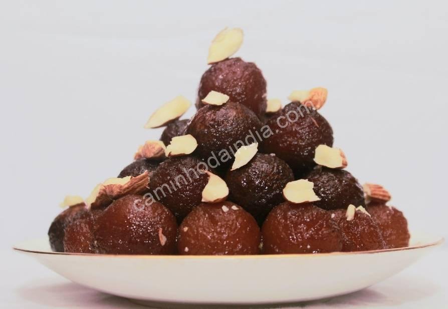Gulab Jamun decorado com amêndoas, uma sobremesa indiana clássica com um toque crocante
