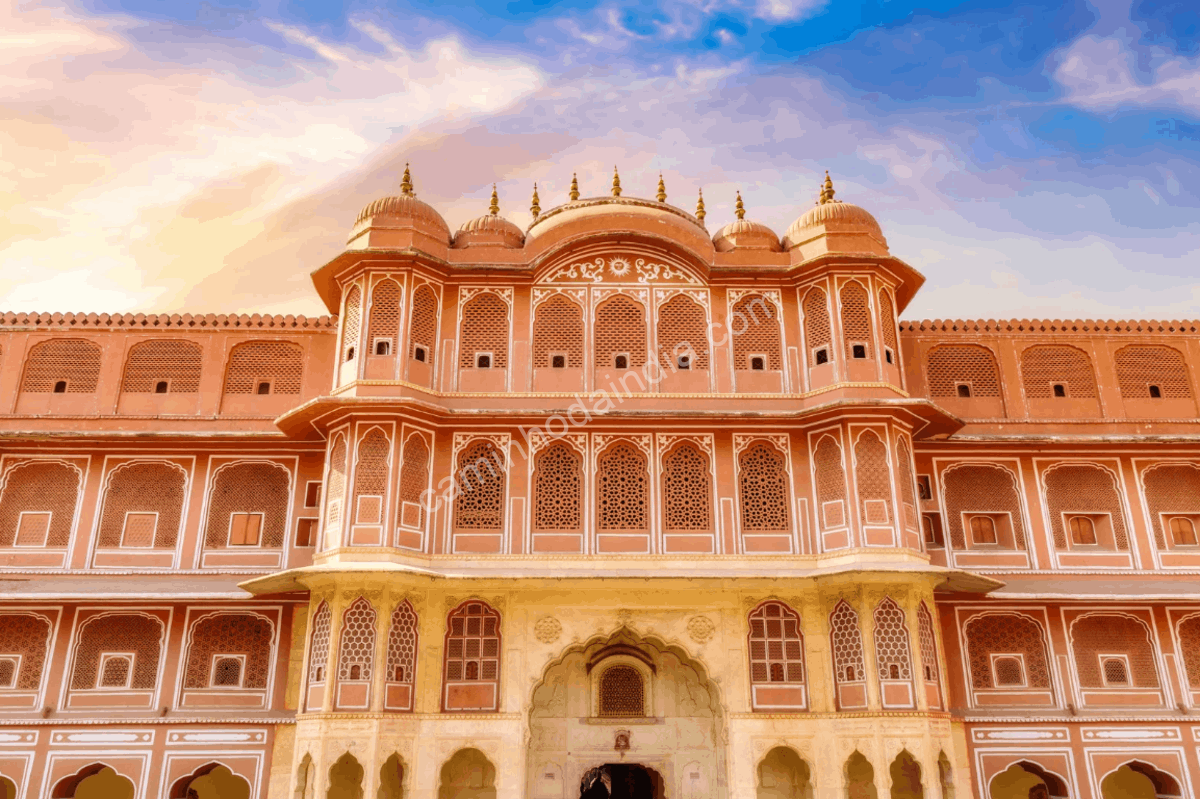 palacio-rajasthan-primavera-india. Um belo palácio em Rajasthan durante a primavera, cercado por jardins floridos