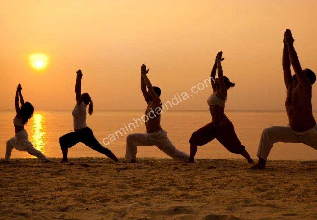 pessoas-praticando-yoga-na-praia Pessoas praticando yoga na praia, conectando corpo e mente em meio à natureza e à tranquilidade do mar
