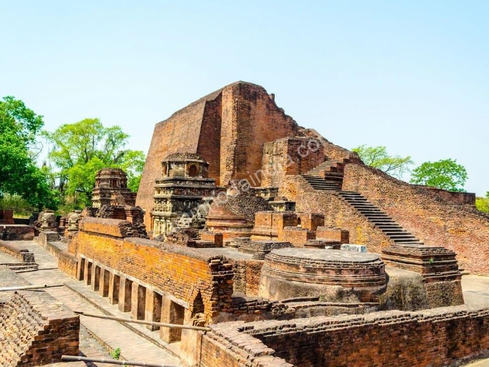 ruinas-universidade-nalanda-antiga-india Ruínas da antiga Universidade de Nalanda, na Índia, com arquitetura em tijolos vermelhos