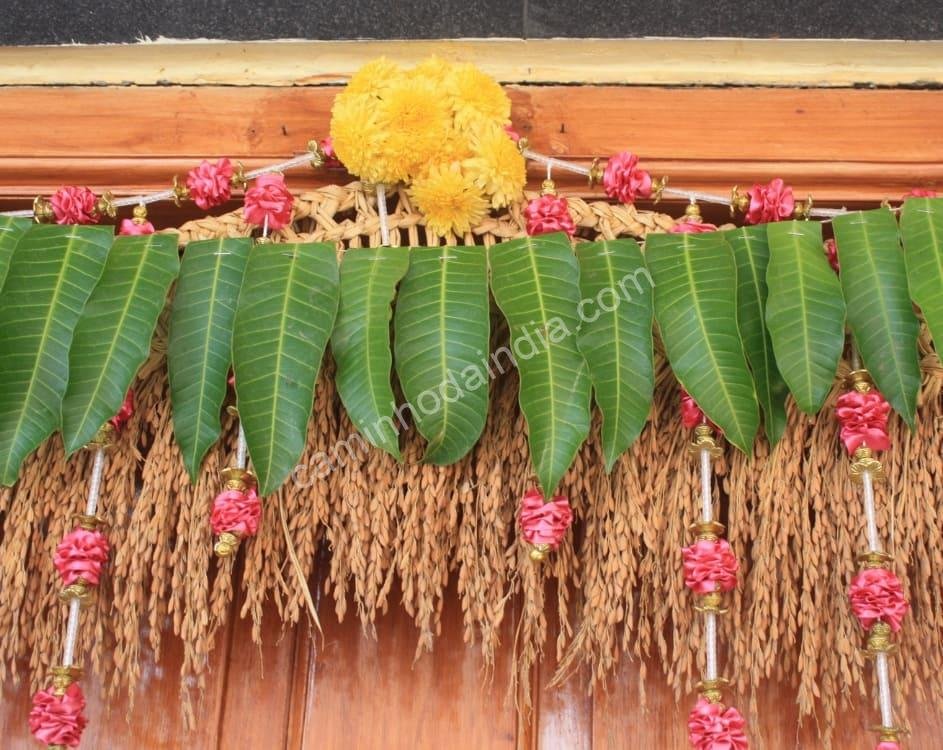 toran-de-gudi-padwa-pendurado-na-porta Toran decorativo pendurado sobre a porta simbolizando prosperidade e boas-vindas durante as celebrações de Gudi Padwa